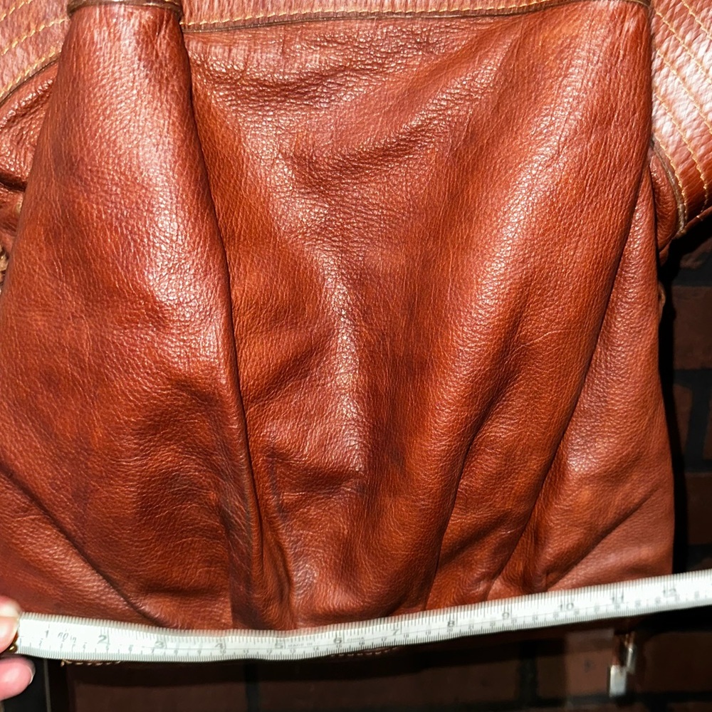 Elegant Brown Leather Shoulder Bag - Picture 9 of 9